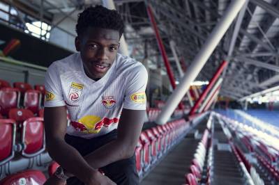 red_bull_salzburg_2023_24_nike_home_kit_03.jpeg