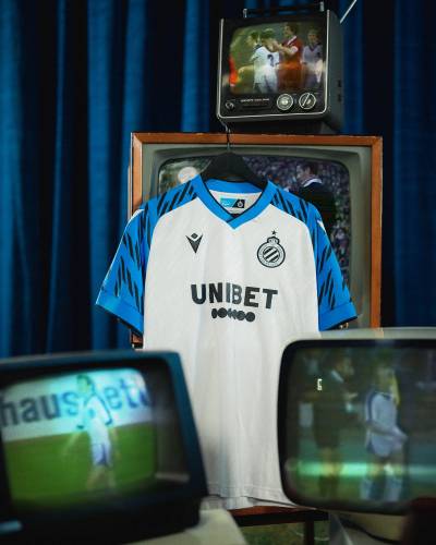 club_brugge_2023_24_macron_away_kit_c.jpeg