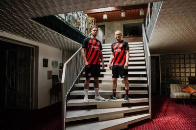 eintracht_frankfurt_2023_24_nike_home_kit_e.jpg