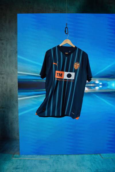 valencia_2023_24_puma_away_kit_b.jpeg