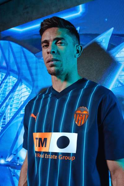 valencia_2023_24_puma_away_kit_c.jpeg