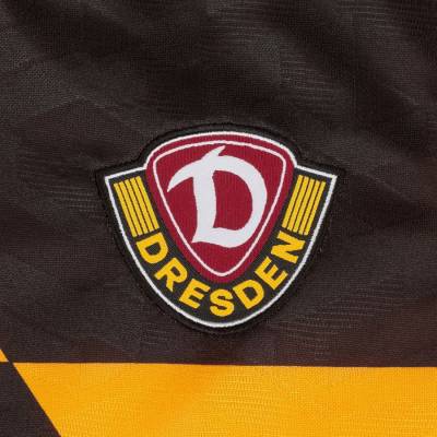 dynamo_dresden_2023_24_umbro_home_kit_d.jpg