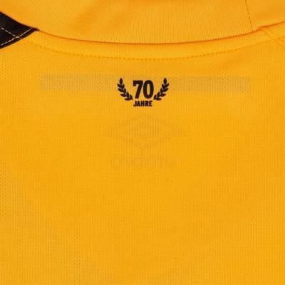 dynamo_dresden_2023_24_umbro_home_kit_f.jpg