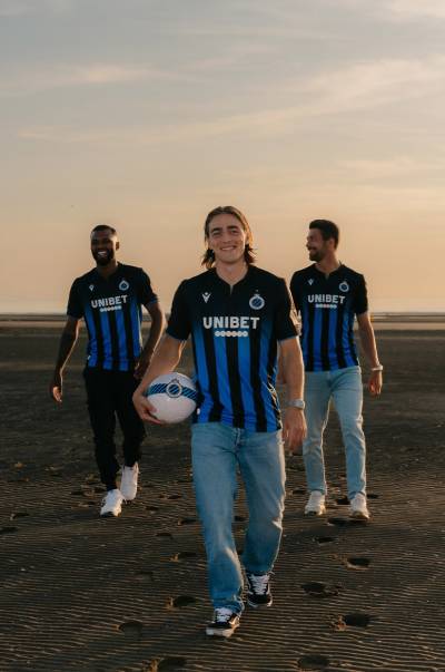 club_brugge_2023_24_macron_home_kit_f.jpg