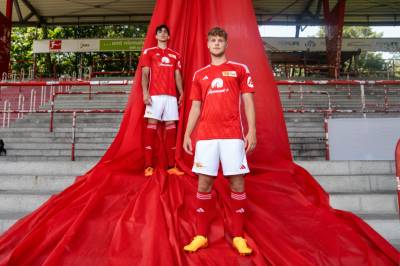 union_berlin_2023_24_adidas_home_kit_3.jpg