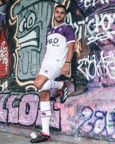 beerschot_2023_24_errea_away_kit_f.jpeg