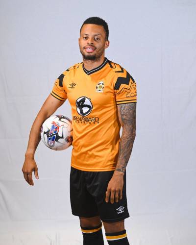 cambridge_united_2023_24_umbro_home_kit_b.jpeg