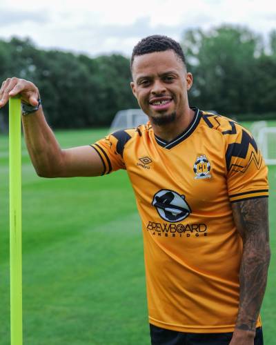 cambridge_united_2023_24_umbro_home_kit_c.jpeg