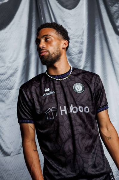 bristol_city_2023_24_oneills_away_kit_a.jpeg