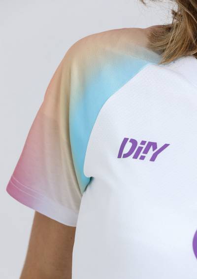 st_pauli_2023_24_diiy_rainbow_shirt_f.jpg