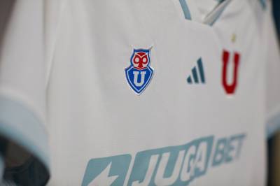 universidad_de_chile_2024_adidas_away_kit_c.jpeg