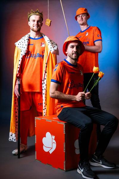 fc_emmen_2024_hummel_oranje_kit_c.jpeg