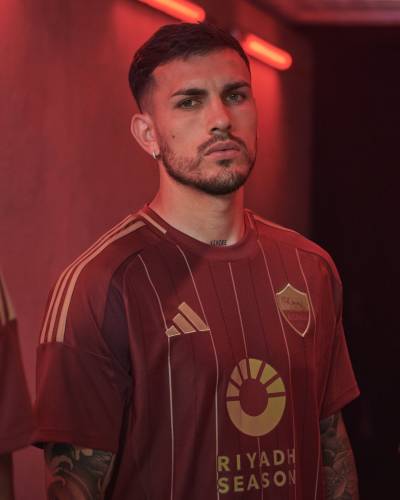 as_roma_24_25_adidas_home_kit_e.jpeg