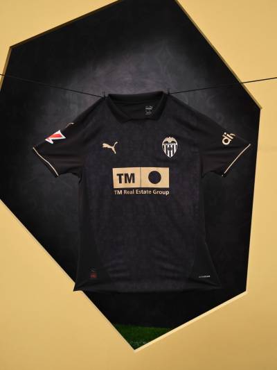 valencia_24_25_puma_away_kit_g.jpg