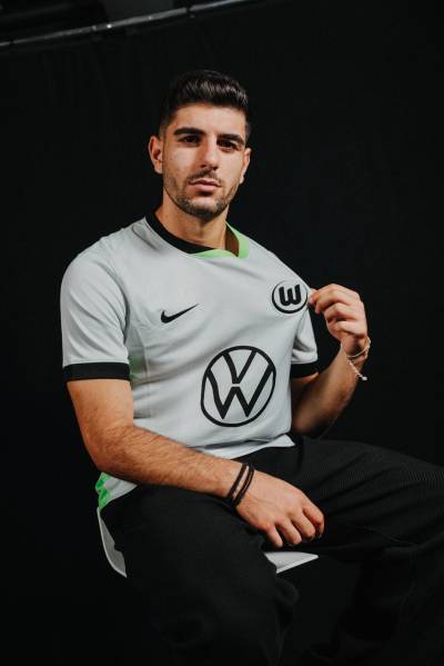 vfl_wolfsburg_24_25_nike_third_kit_b.jpeg