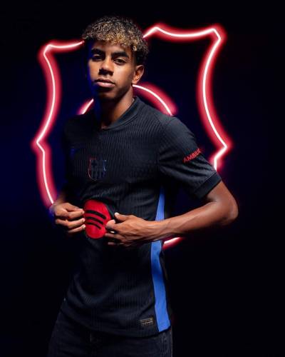 barcelona_24_25_nike_away_kit_b.jpg