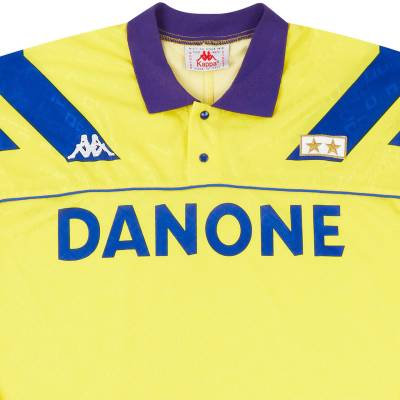 Juventus_1992_1994_Kappa_Away_Shirt_2.jpg