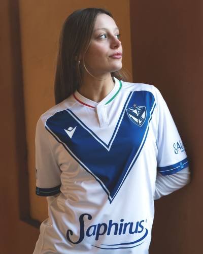 velez_sarsfield_2025_macron_home_away_kits_a.jpg