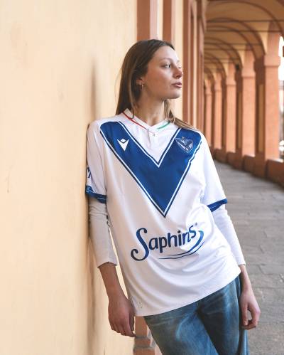 velez_sarsfield_2025_macron_home_away_kits_e.jpg