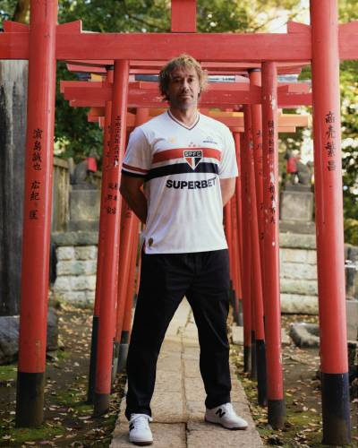 sao_paulo_2025_new_balance_home_kit_c.jpeg