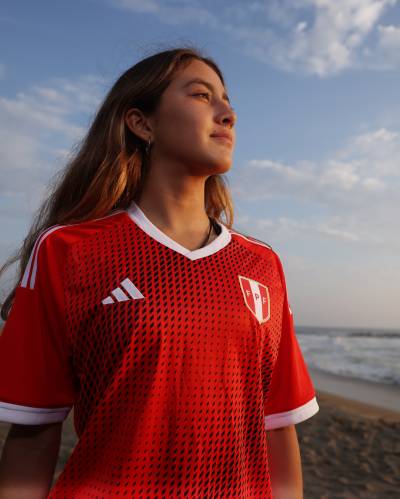 peru_2023_away_kit_f.jpeg