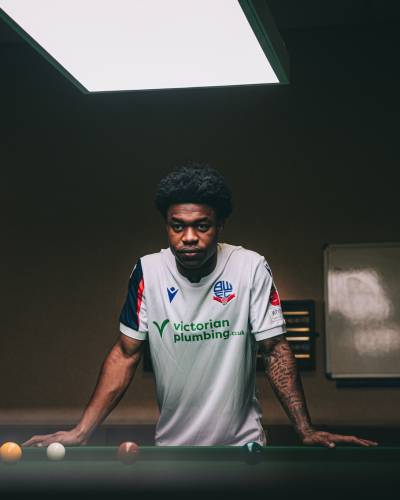 bolton_wanderers_26_27_macron_home_kit_2.jpg