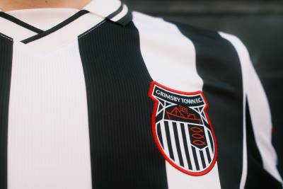 grimsby_Town_26_27_lotto_home_kit_c.jpeg