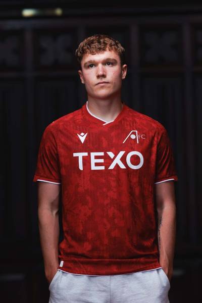 aberdeen_26_27_macron_home_kit_e.jpg