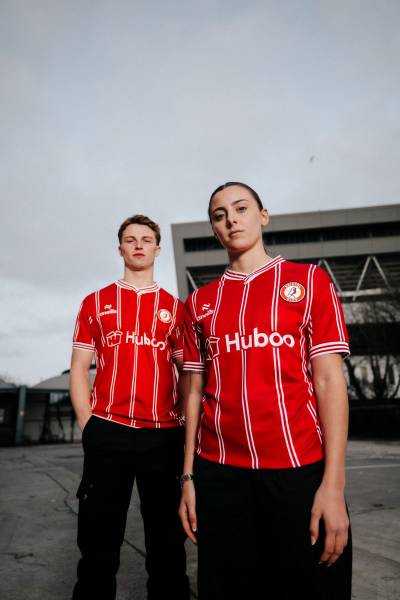 bristol_city_2023_2024_oneills_home_kit_f.jpeg