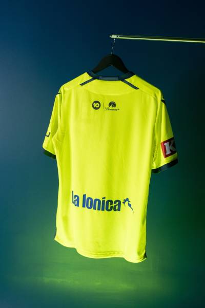 melbourne_victory_2022_2023_away_kit_e.jpeg