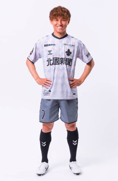 zweigen_kanazawa_2023_hummel_third_kit_g.jpeg